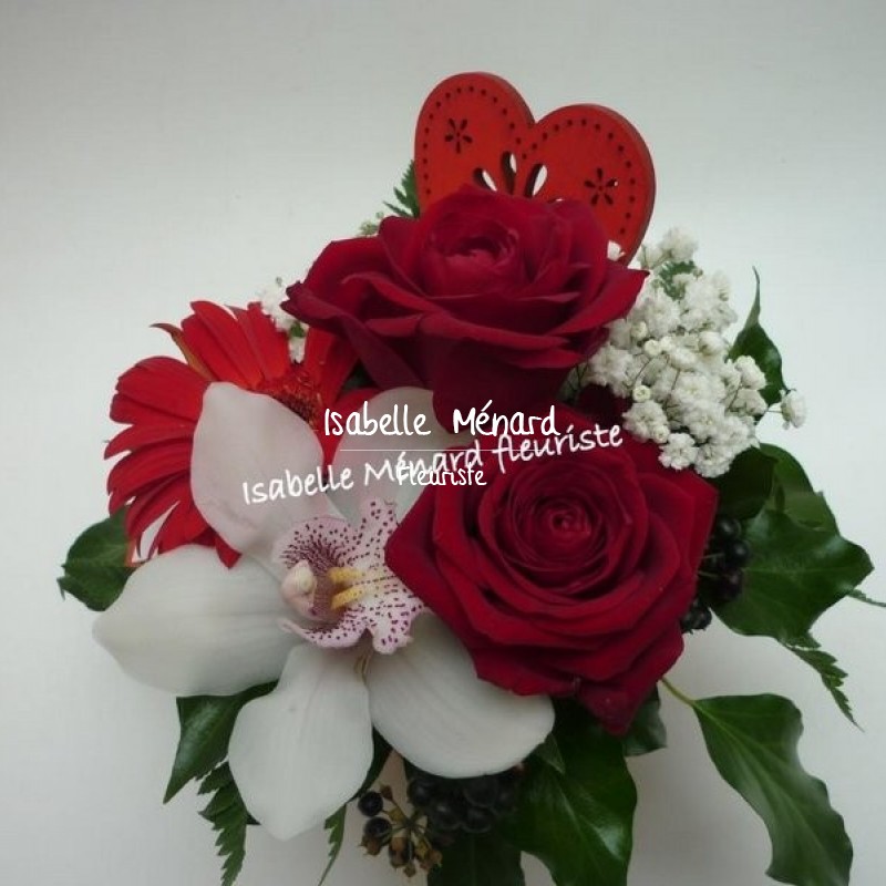 petite composition ronde et ses roses rouges