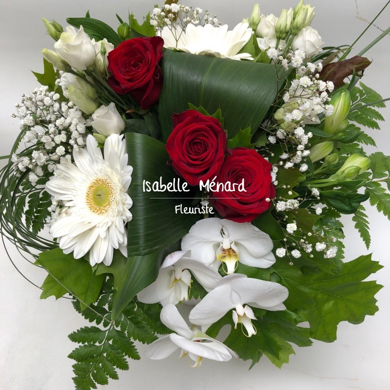 bouquet rond blanc et ses roses rouges