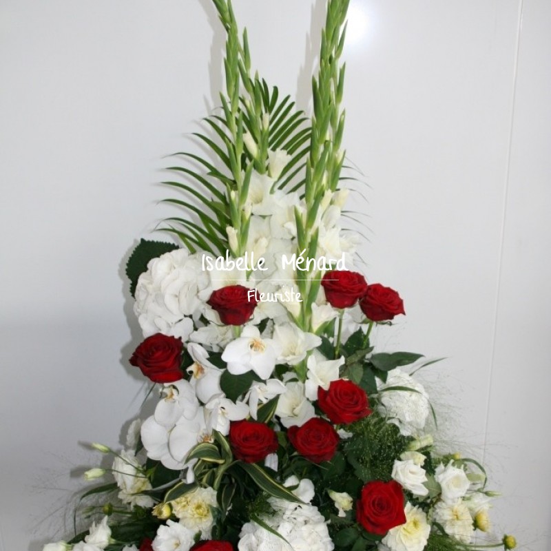 devant de cercueil blanc et ses roses rouges