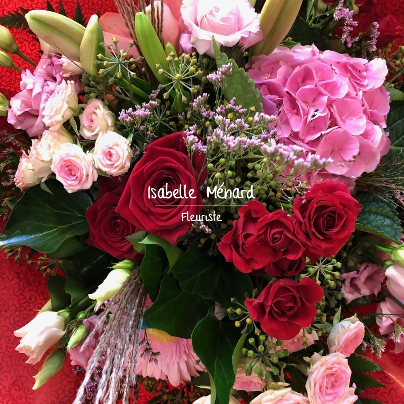 bouquet champêtre tons colorés et ses roses rouges