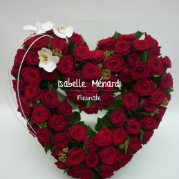 coeur ajouré de roses rouges