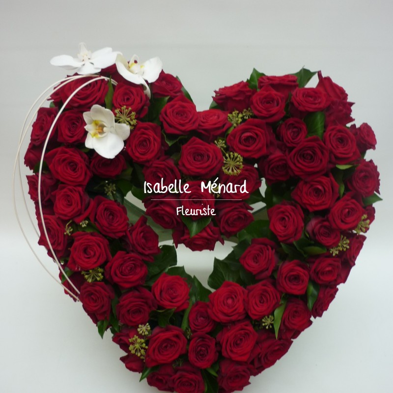 coeur ajouré de roses rouges