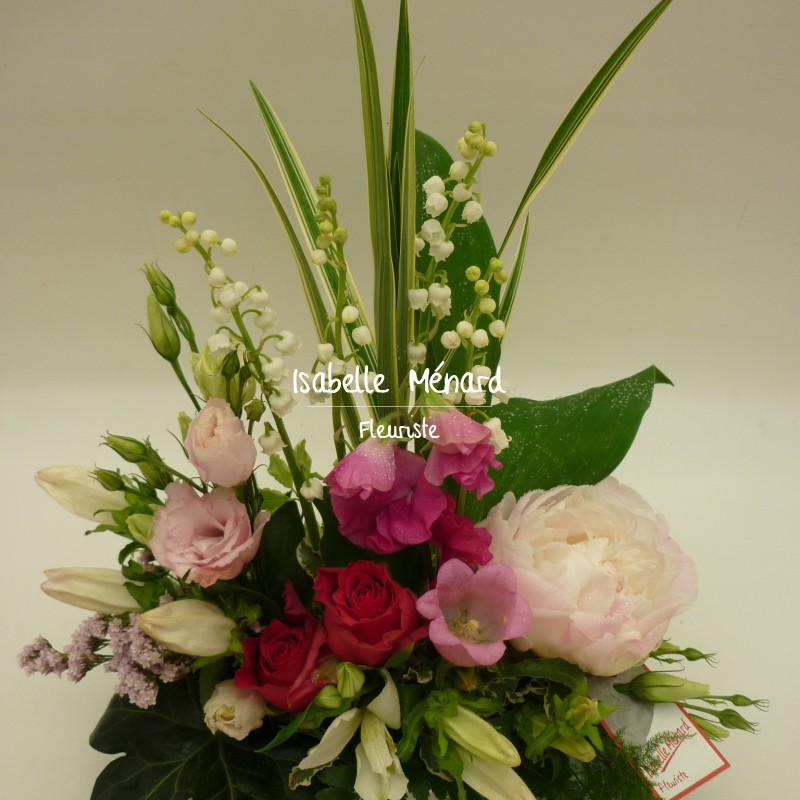 composition de muguet  et de fleurs colorées