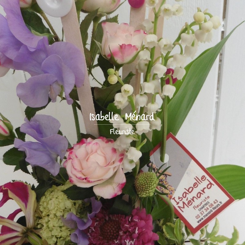 composition en hauteur de muguet  et ses fleurs pastelles