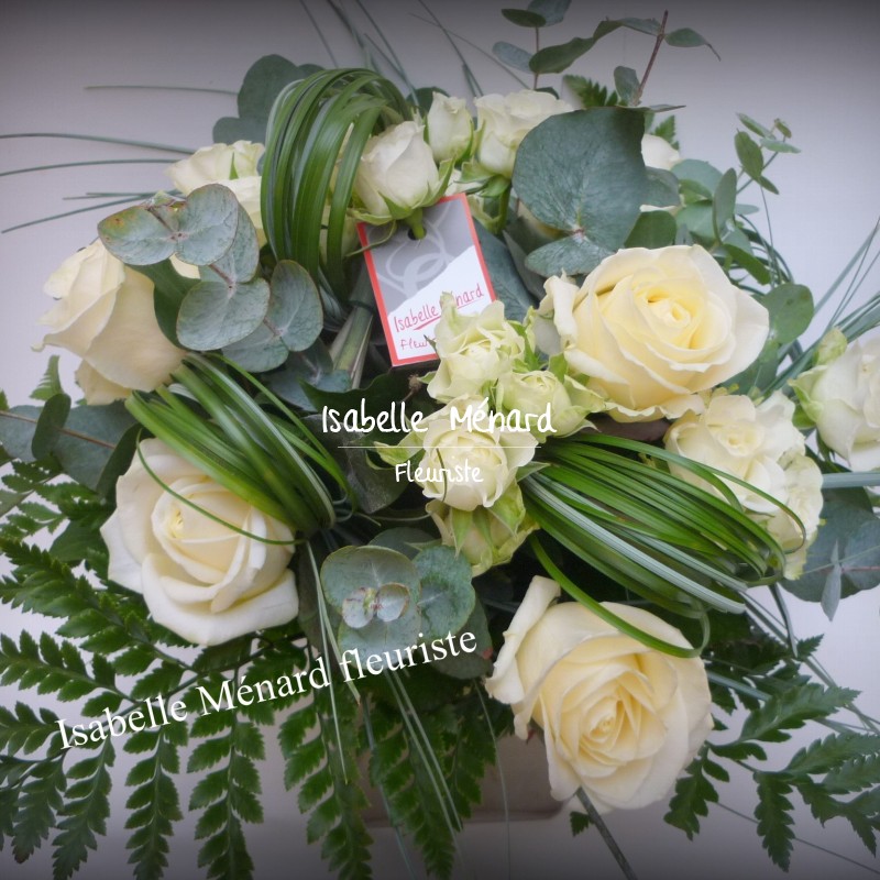 bouquet rond de roses blanches et son feuillage